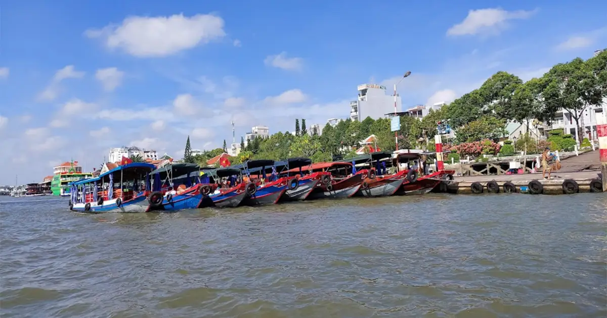 Giá thuê tàu thuyền đi tham quan Chợ nổi Cái Răng tại bến Ninh Kiều