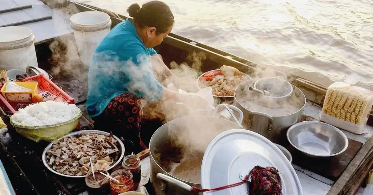 Thưởng thức các món ăn đặc sản