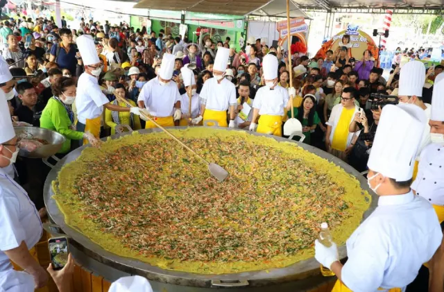 Biểu diễn làm bánh dân gian trực tiếp
