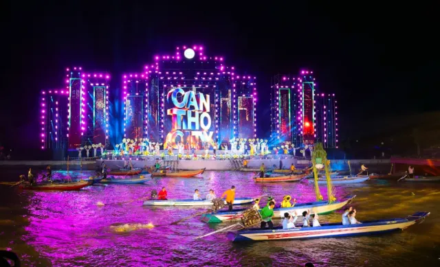 Đêm khai mạc ấn tượng với diễu hành và nghệ thuật sông nước