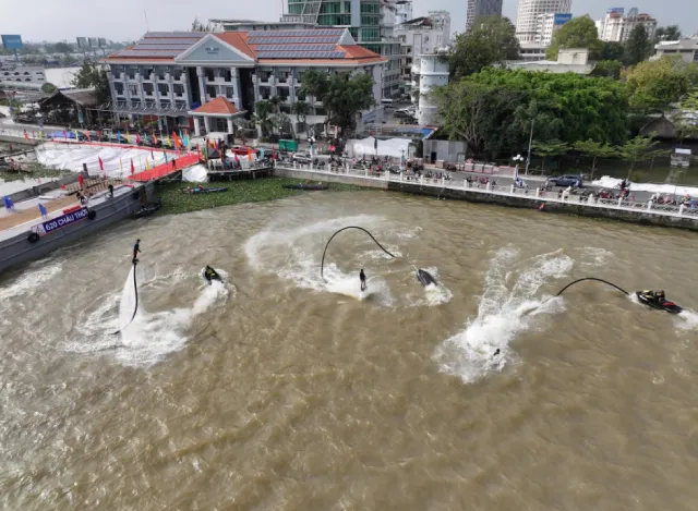 Hoạt động thể thao dưới nước thu hút người xem